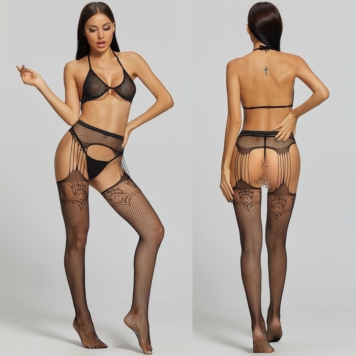 K160 ชุดชั้นในตาข่ายสีดำเซ็กซี่ ตัวชุดประกอบไปด้วยถุงน่องตาข่ายยาวระดับเอวมีลวดลายตามรูป จีสตริงผ้าสีดำ และ บราตาข่ายประดับเพชรเม็ดเล็กๆตามรูปนางแบบเลยค่ะ
