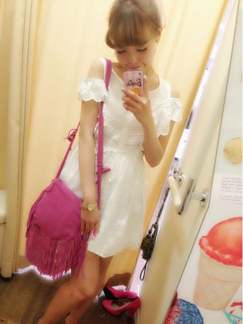 ชุดเดรสผ้าฝ้ายสีขาว กระดุมผ่าหน้าตลอดตัว ชายกระโปรงฉลุ ส่งฟรี ems