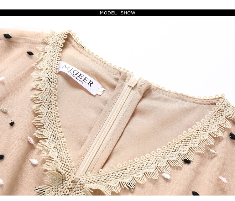 ชุดเดรสยาวสีครีม ผ้าโปร่งปักด้ายสีทอง ชมพูและสีดำลายวงรีเล็กๆๆ ส่งฟรี