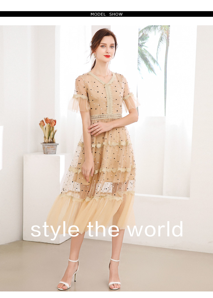 ชุดเดรสยาวสีครีม ผ้าโปร่งปักด้ายสีทอง ชมพูและสีดำลายวงรีเล็กๆๆ ส่งฟรี