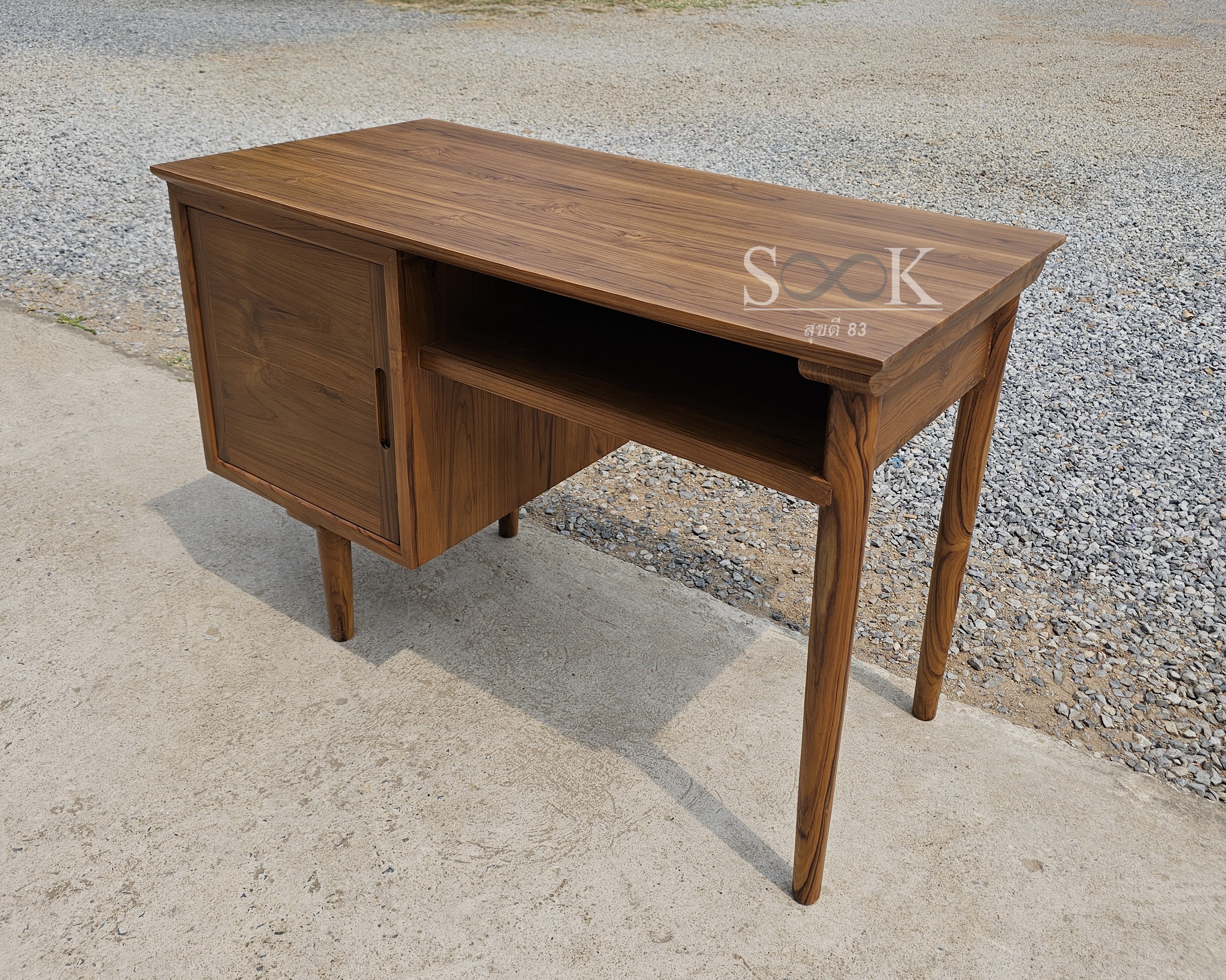 โต๊ะนักเรียนเขียนหนังสือ