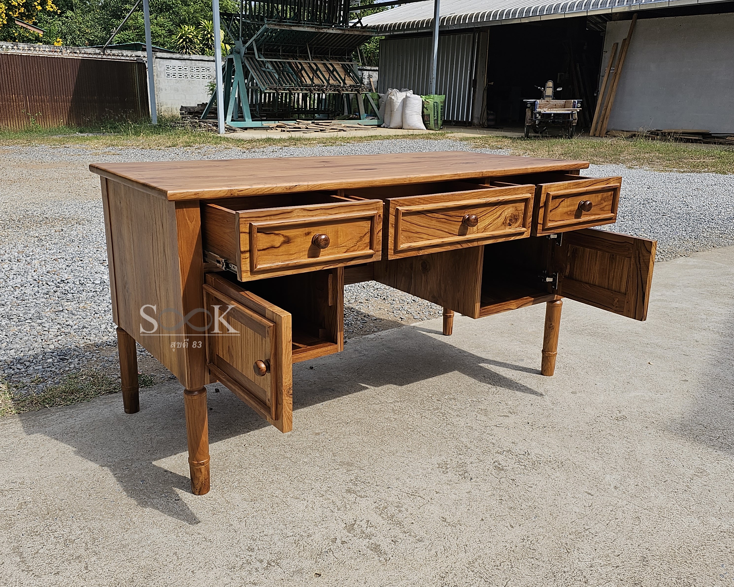 โต๊ะทำงานคลาสสิค