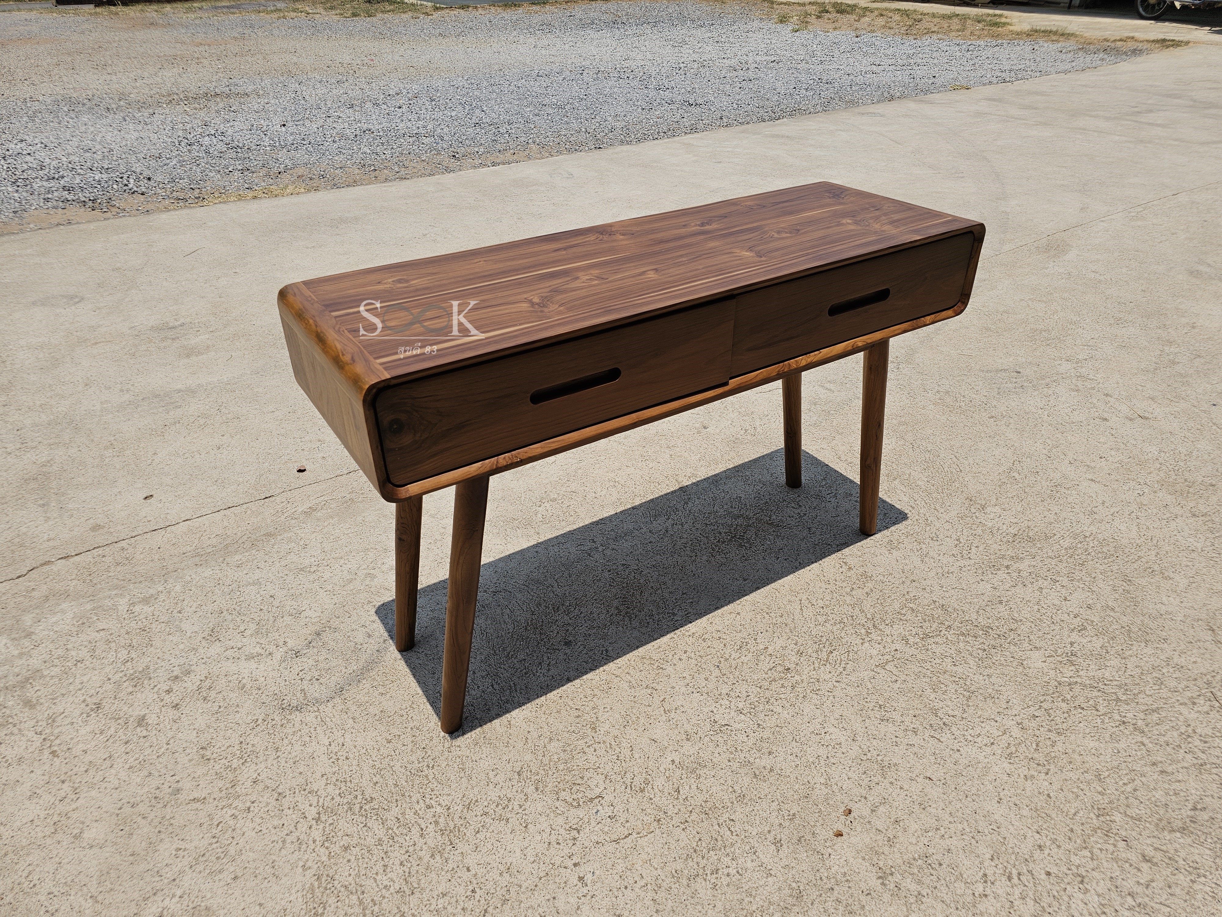 โต๊ะเขียนหนังสือแคปซูลมินิมอล