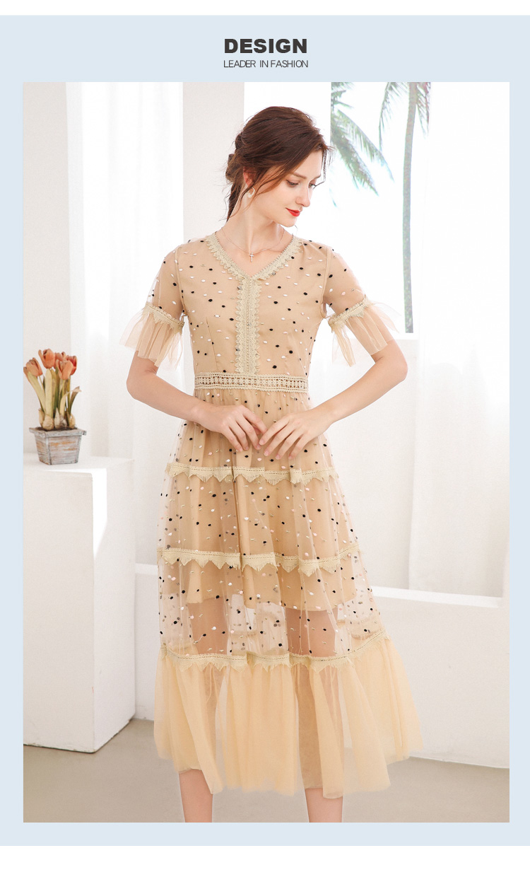 ชุดเดรสยาวสีครีม ผ้าโปร่งปักด้ายสีทอง ชมพูและสีดำลายวงรีเล็กๆๆ ส่งฟรี