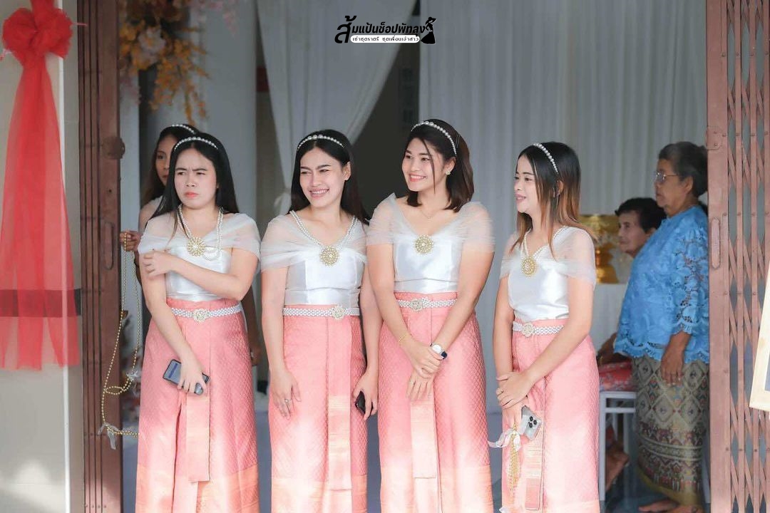 ชุดเพื่อนเจ้าสาว (เสื้อเปิดไหล่ผ้าซีทรู+ผ้าถุง)