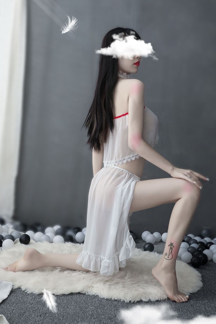 N811 ชุดนอนเซ็กซี่ ชุดนอนผ้าซีฟอง(ไม่ยืด)สีขาวมาในแบบ2ชิ้น ชิ้นบนเป็นเกาะอกผ่าหน้า ชิ้นล่างเป็นกระโปรงยาวเอวยางยืดผ่าหน้าตามรูปถ่ายสินค้าจริงเลยค่ะ