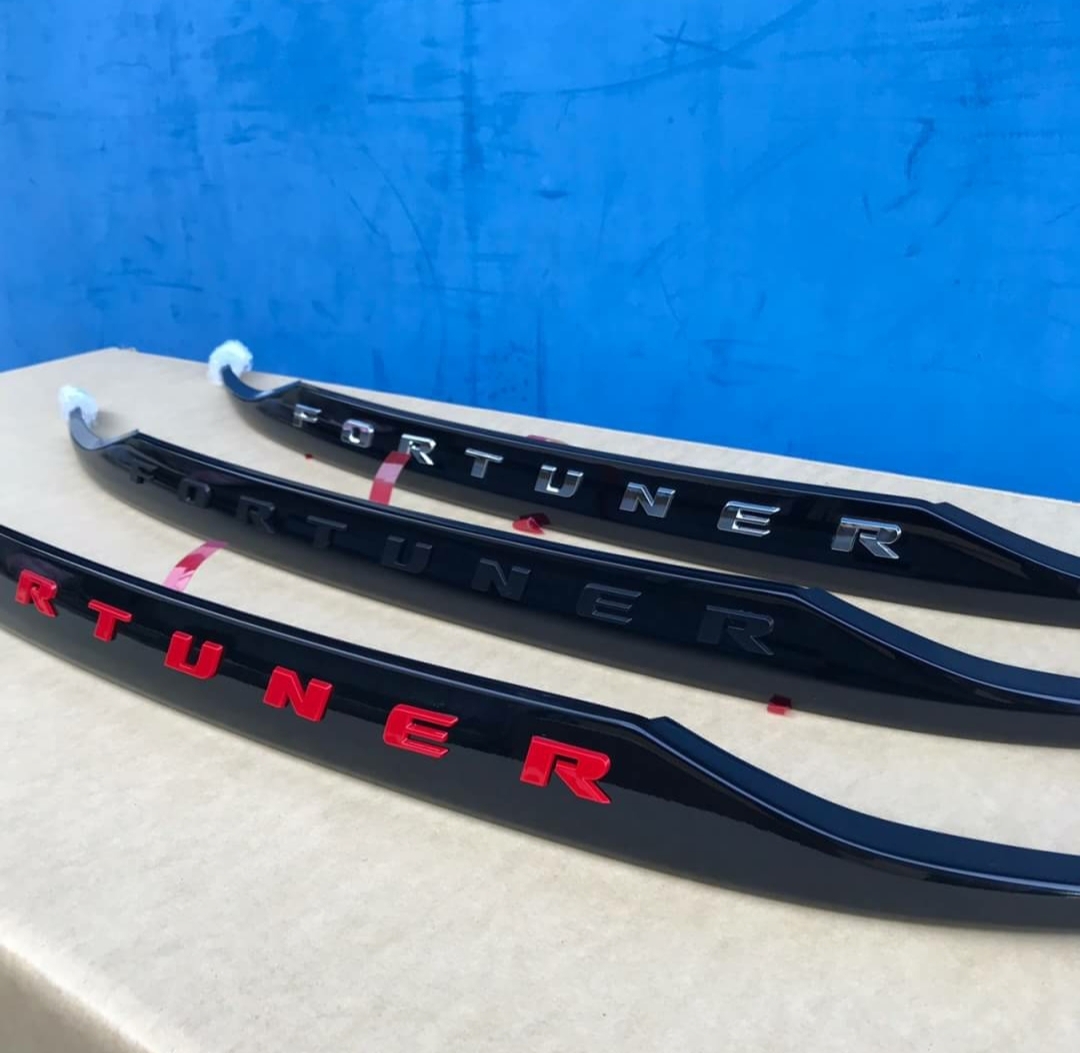 ครอบคิ้วท้ายดำเงาแบบ TRD V.2 อักษร สี แดง,ชุบเงา,ดำ