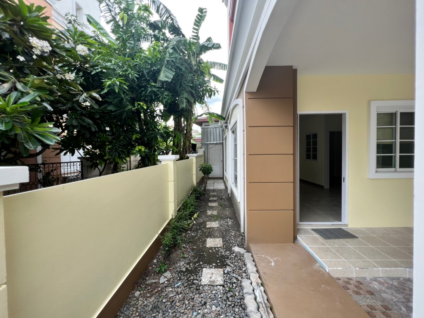 ให้เช่า โฮมออฟฟิศ สูง 4 ชั้น เพียง 31,000 บาท โครงการ Plus Park Avenue Lasalle-Srinagarindra