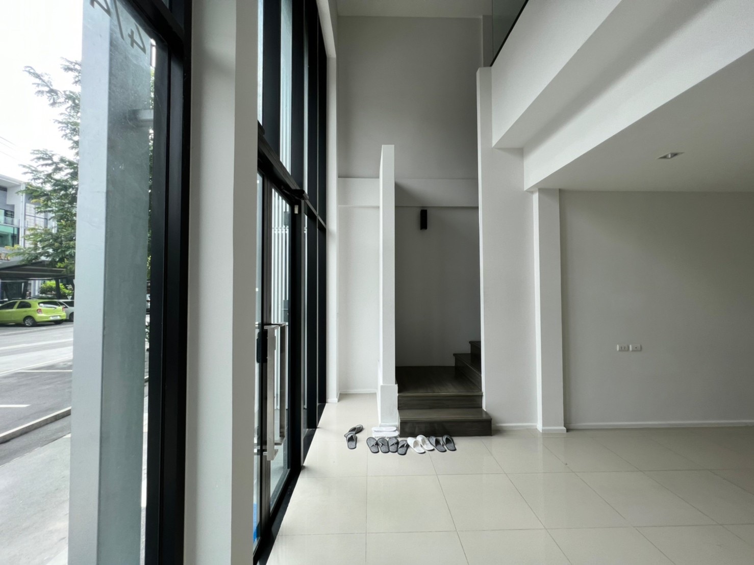 ขายโฮมออฟฟิศ สูง 3 ชั้นครึ่ง 2 คูหา หลังมุม ในโครงการ Cascade Bangna บนทำเล ถนน บางนา-ตราด กม.5 ขาเข้าถนนสุขุมวิท