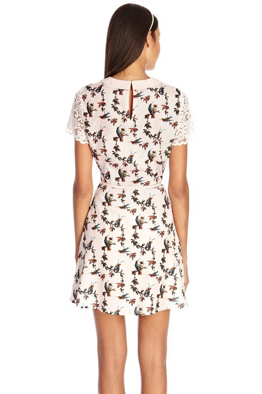 ชุดเดรสผ้าชีฟองเนื้อทรายพื้นขาวลายนกน้อย ส่งฟรี ems