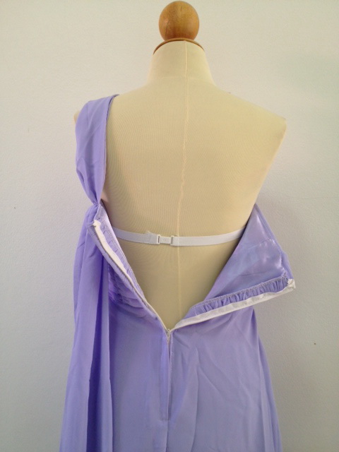 ชุดราตรีไหล่เฉียง ผ้าชีฟองเนื้อดีสีม่วง แต่งด้วยเข็มกลัดเพชรช่วงอก ส่งฟรี ems