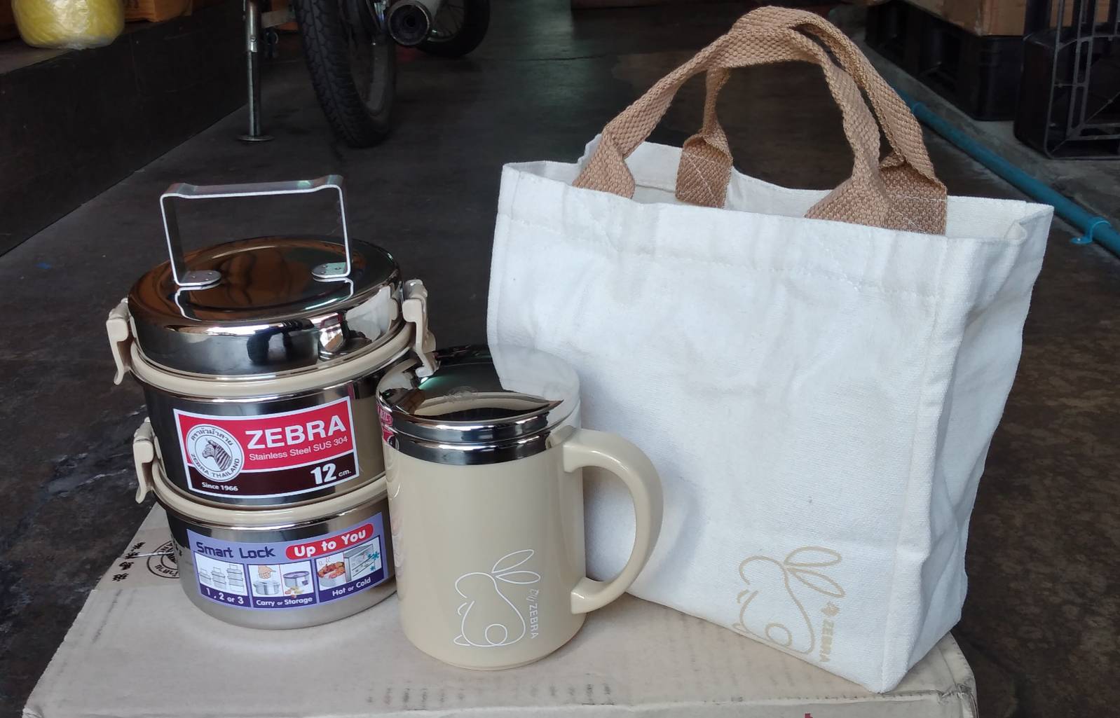 Zebra ชุดปิ่นโต RABBIT ปิ่นโต12x2 ซม.,ถ้วยน้ำสองชั้น Zelect, ถุงผ้าสีวานิลา ตราหัวม้าลาย