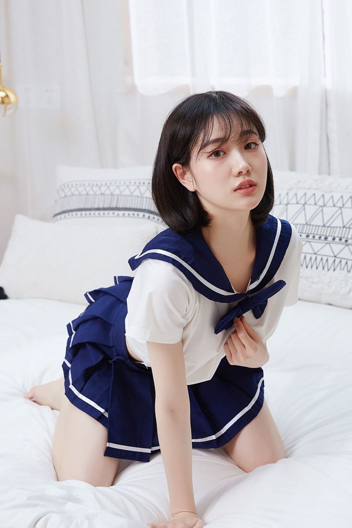 C2024 ชุดนักเรียนญี่ปุ่นเซ็กซี่ ชุดคอสเพลย์อีโรติกมาในแบบชุดนักเรียนญี่ปุ่น ประกอบด้วยเสื้อยืดแขนสั้นผ้ายืดมาพร้อมกับโบว์คล้องคอแบบติดเข็มกลัด กระโปรงบานสั้นผ้าไม่ยืดใช้ติดแบบตีนตุ๊กแกตามรูปถ่ายสินค้าจริงเลยค่ะ ***ไม่มีถุงเท้า
