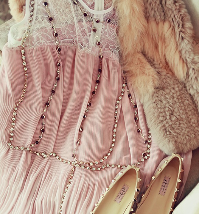 ชุดเดรสแขนกุด ผ้าชีฟองสีชมพูอัดพลีต ช่วงอก และไหล่ เป็นผ้าลูกไม้สีขาว ส่งฟรี ems