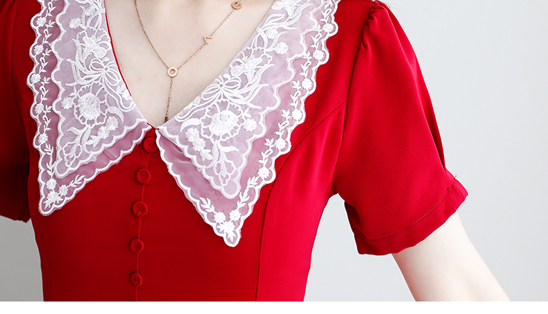 ชุดเดรสทำงานสีแดง ผ้าโพลีเอสเตอร์ผสม ดีไซน์สวยที่คอเสื้อผ้าลูกไม้ขนาดใหญ่สีขาว ส่งฟรีค่ะ