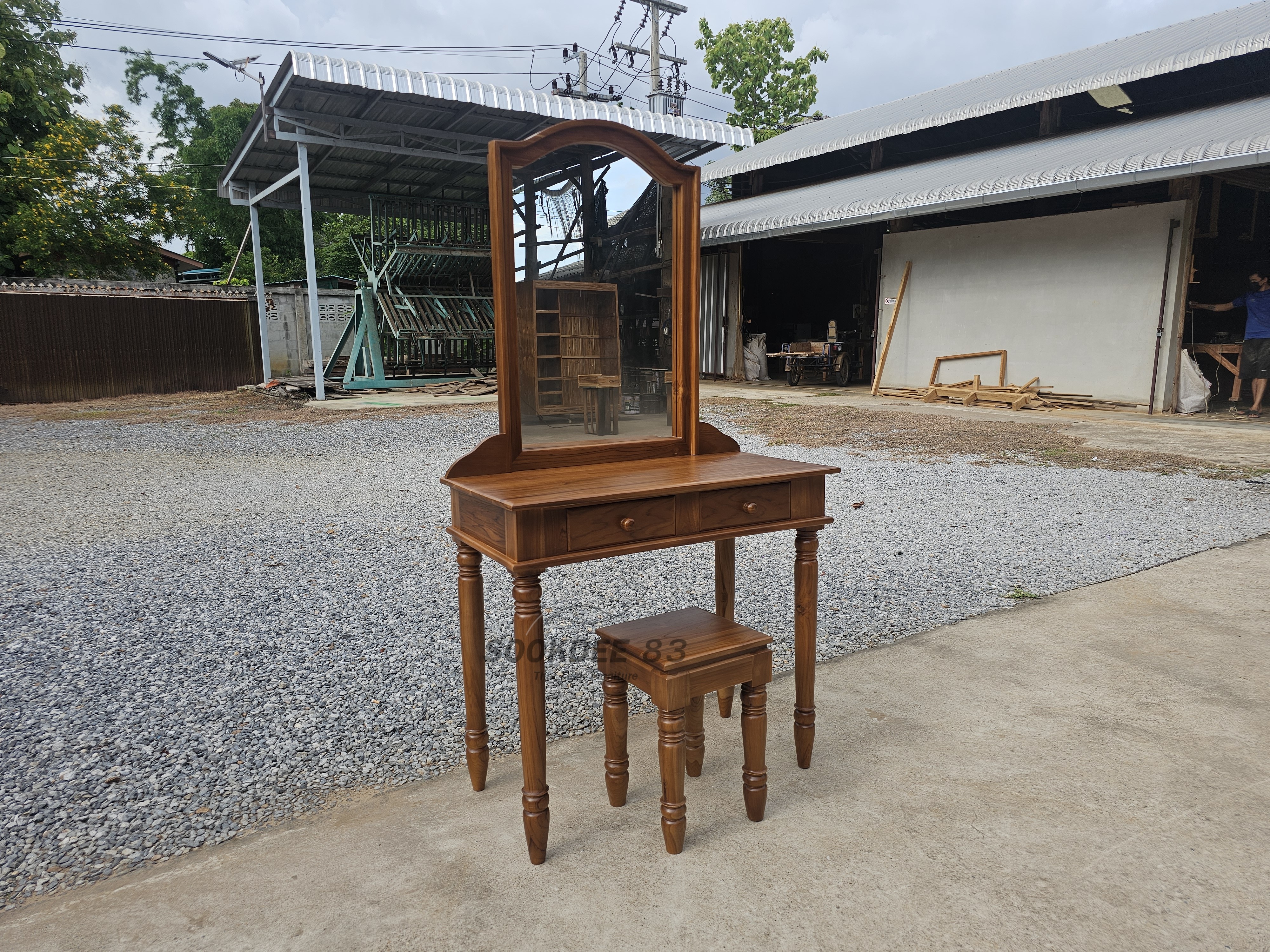 โต๊ะเครื่องแป้งไม้สัก ขากลึง (สีสัก)