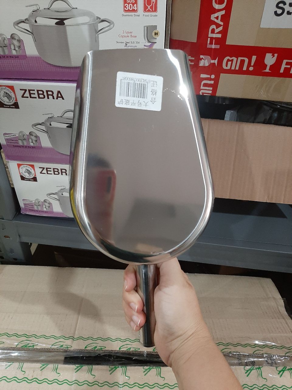 ที่ตักน้ำแข็งสแตนเลส ก้นแบน ที่ตักแป้ง ตราเดซี่ Daisy