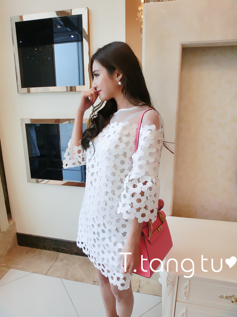 ชุดเดรสผ้าฉลุลายดอกไม้สีขาว สวยเก๋ ส่งฟรี ems