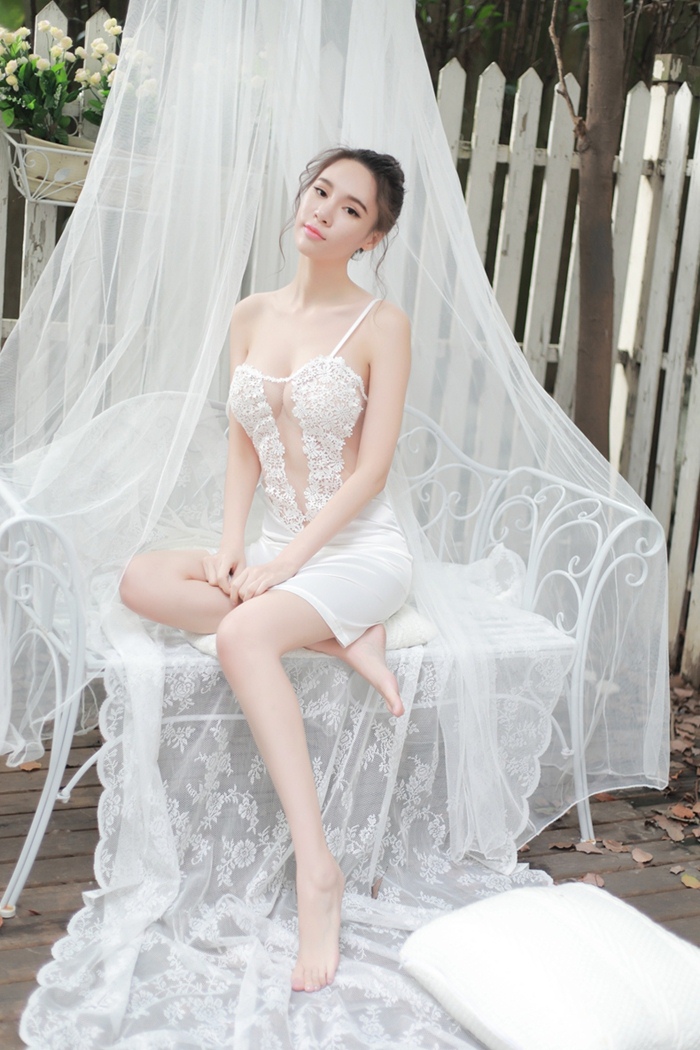 N376 ชุดนอนเซ็กซี่ ชุดนอนลูกไม้สวยๆช่วงบนเป็นผ้าใยตาข่ายโปร่งๆแต่งด้วยลูกไม้สไตล์ชุดเจ้าสาว ช่วงล่างเป็นผ้าเนื้อมันสวมใส่แบบใช้คล้องไหล่ตามรูปเลยค่ะ ***พอดีหุ่นขยายได้อีกเล็กน้อย