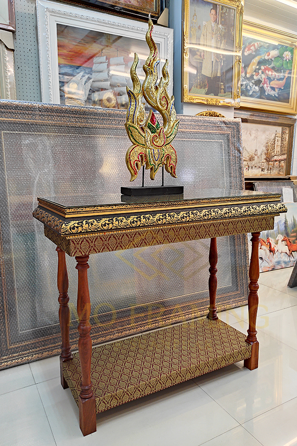 โต๊ะไม้ผ้าลายไทย