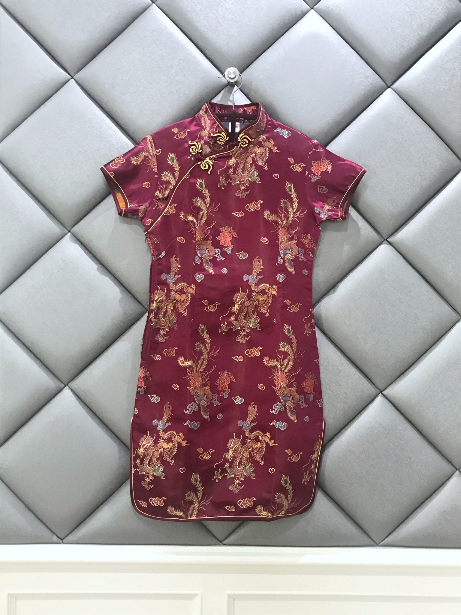 กี่เพ้าสั้นสีไวน์แดง ทอลายมังกรและนกฟีนิกซ์ ส่งฟรี ems