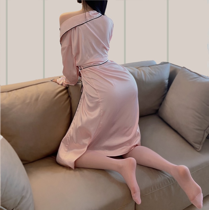 L230 เสื้อคลุมนอน เสื้อคลุมแขนยาวเป็นผ้าเนื้อมัน ความยาวประมาณหน้าแข้ง มาพร้อมกับสายคาดเอวตามรูปถ่ายสินค้าจริงเลยค่ะ