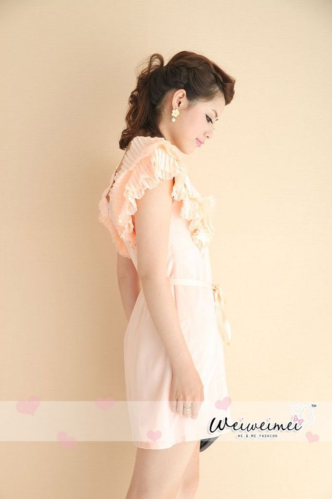 มินิเดรสผ้าไหมสีโอรส แขนเสื้อแต่งด้วยผ้าชีฟองอัดพลีต แขนบ่าล้ำ ส่งฟรี ems