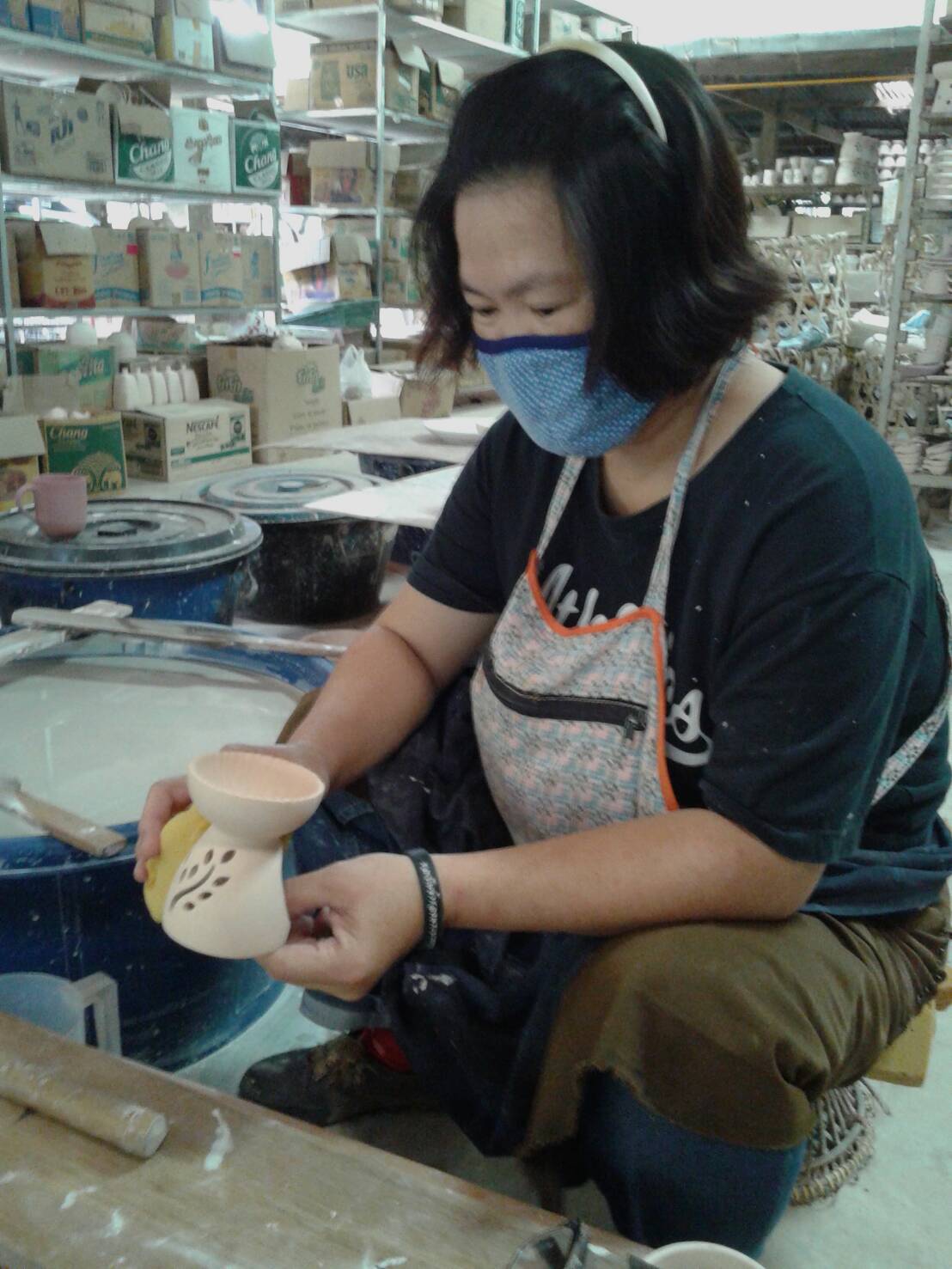 เตาเผาน้ำมันหอมระเหย เซรามิค เครื่องปั้นดินเผา เนื้อศิลาดล สีเขียวหยก ลวดลายใบมะกอก และลายน้ำไหลหลากสีสวยงาม