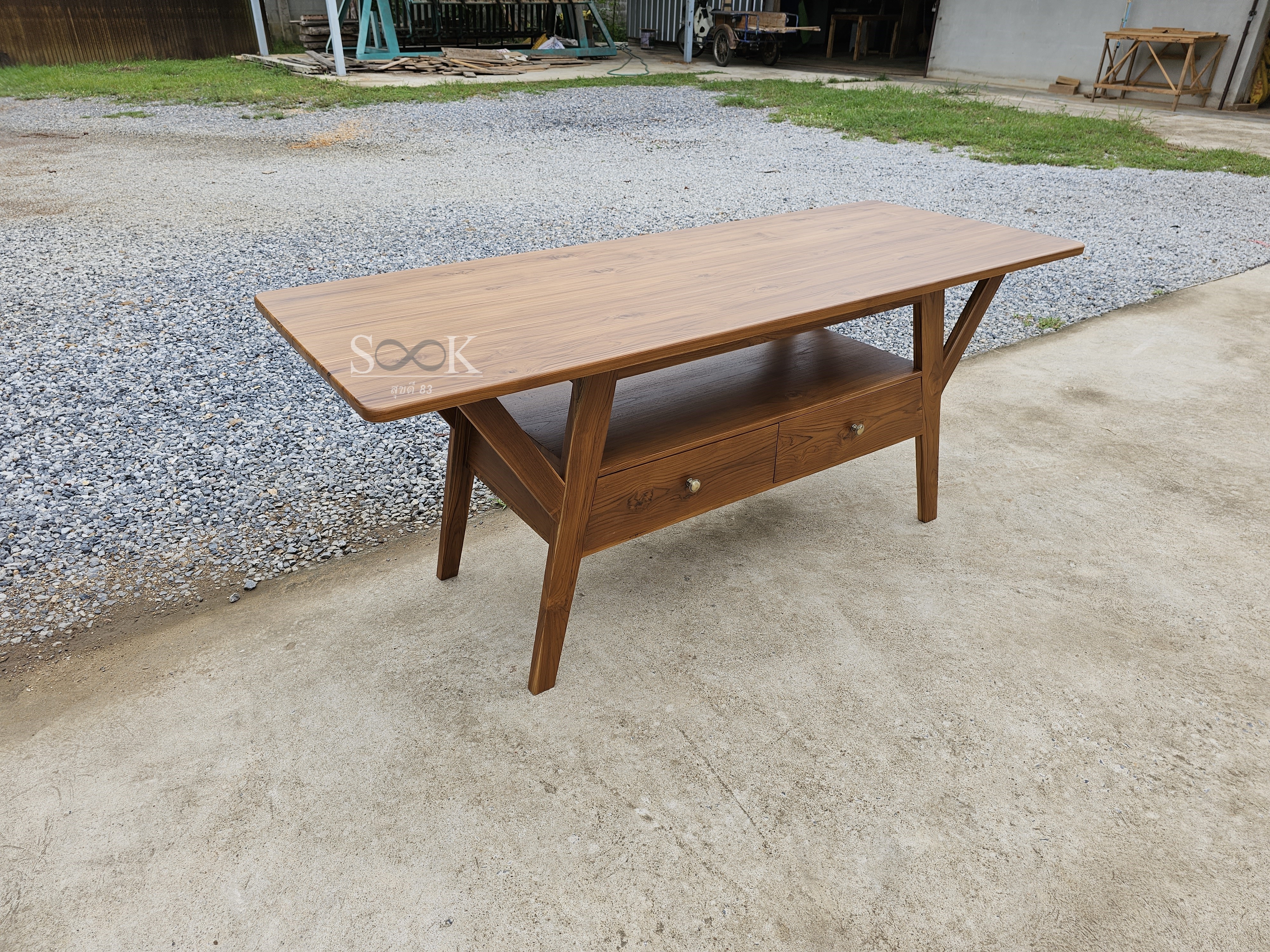 โต๊ะกลางขาเอียง