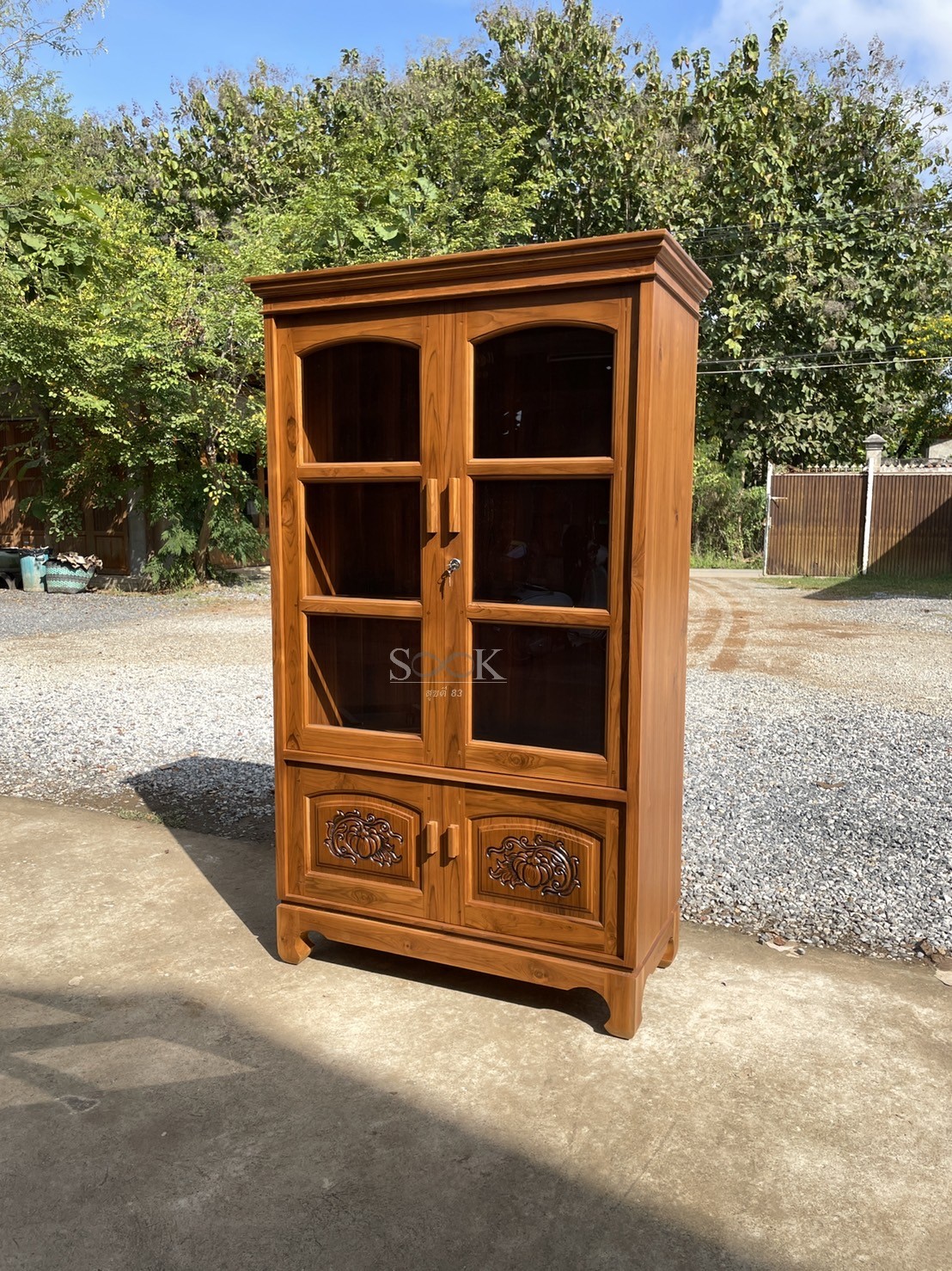 ตู้โชว์บานแกะลาย