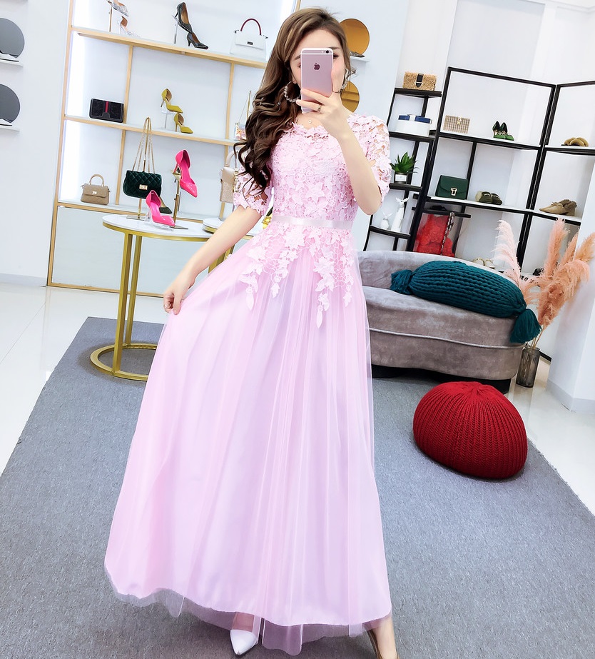 ชุดราตรีสีชมพู ชุดเดรสออกงาน ตัวเสื้อเป็นผ้าถักโครเชต์ลายดอกไม้ ส่งฟรี ems
