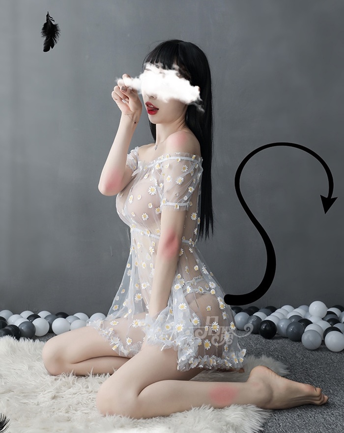 N824 ชุดนอนเซ็กซี่ ชุดนอนอีโรติกเป็นผ้าซีทรูลายดอกเดซี่สวมใส่แบบชุดปาดไหล่ ตัวชุดจั้มเอวแต่งแขนตุ๊กตามาพร้อมกางเกงในซีทรูลายดอกเดซี่เข้าชุดตามรูปถ่ายสินค้าจริง