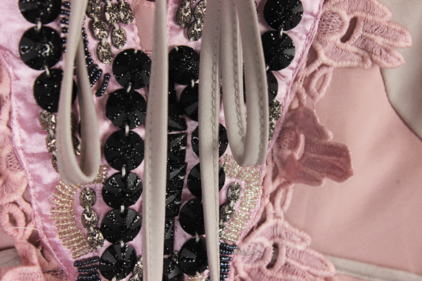 ชุดเดรสผ้าชีฟองเนื้อดีสีชมพูตุ่น หน้าอกแต่งด้วยดิ้นสวยงาม ส่งฟรี ems