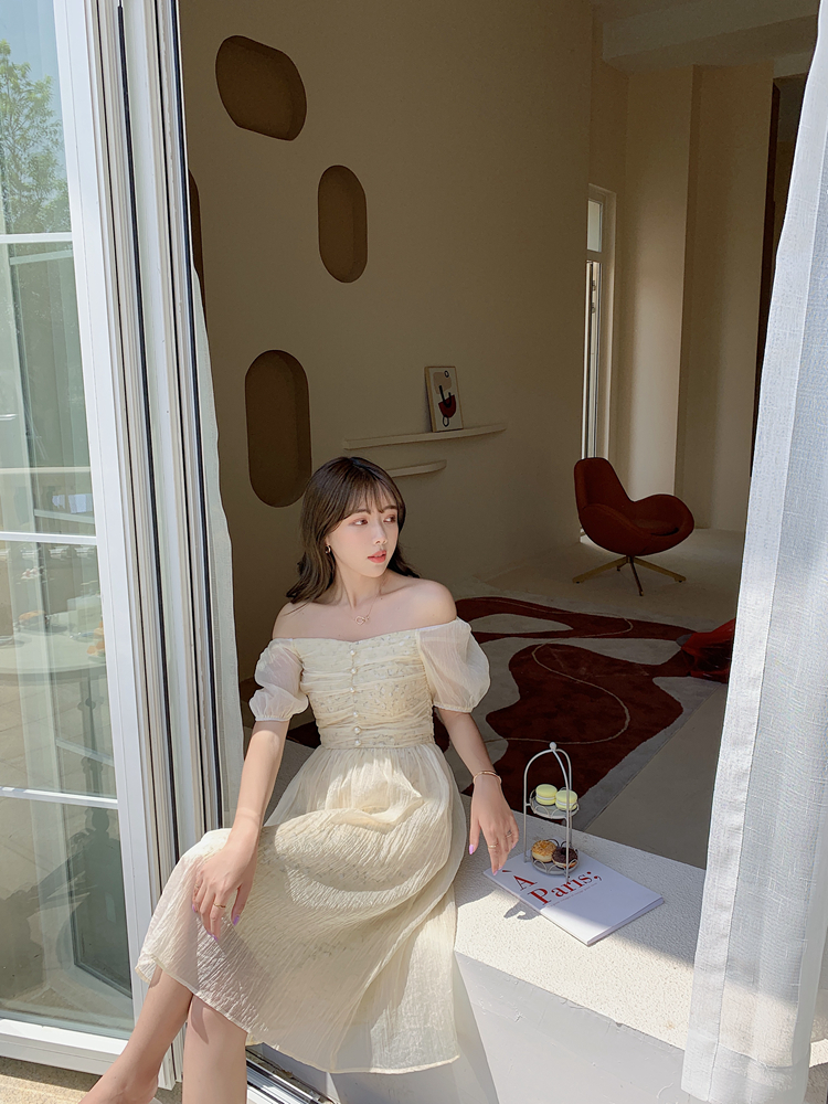 ชุดเดรสสีครีมสายหวาน ใส่เที่ยว หรือใส่ออกงานก็สวยค่ะ ส่งฟรี