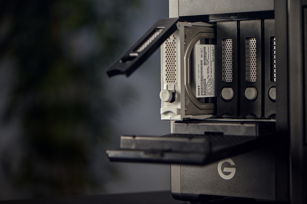 G-RAID SHUTTLE 4 (SDPH34H) Enterprise-class 4-bay External Hard Drive; Thunderbolt3 and USB-C; hardware RAID; up to 1000MB/s read SanDisk Professional