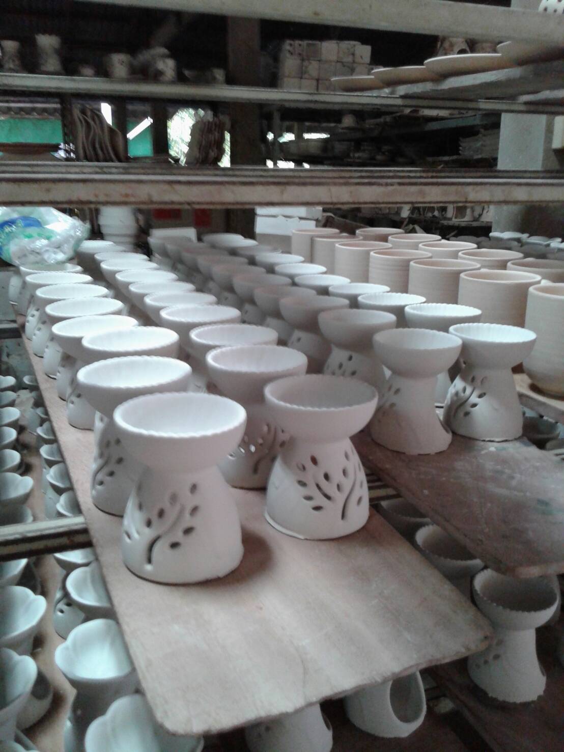 เตาเผาน้ำมันหอมระเหย เซรามิค เครื่องปั้นดินเผา เนื้อศิลาดล สีเขียวหยก ลวดลายใบมะกอก และลายน้ำไหลหลากสีสวยงาม