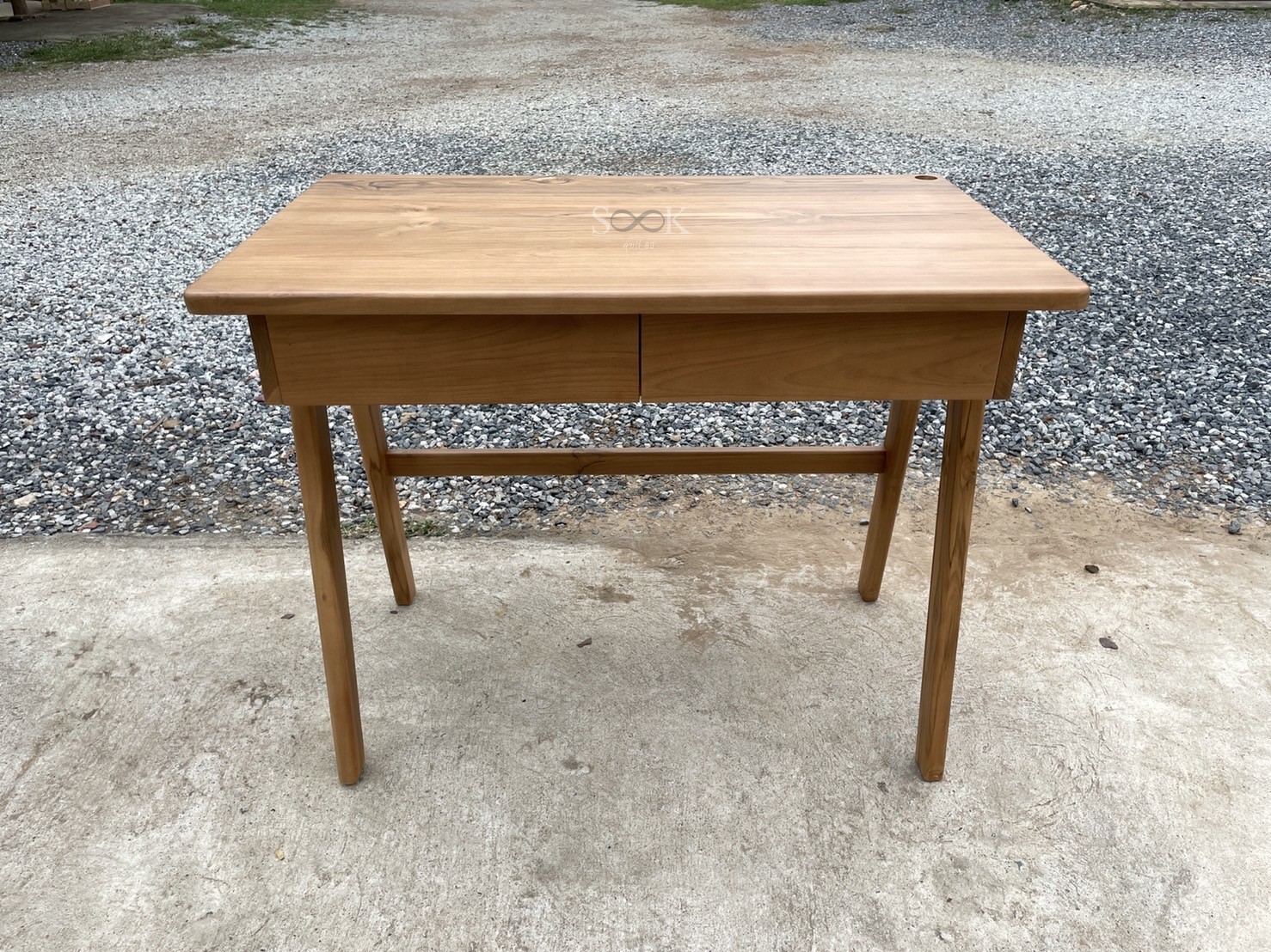 โต๊ะเขียนหนังสือมินิมอล