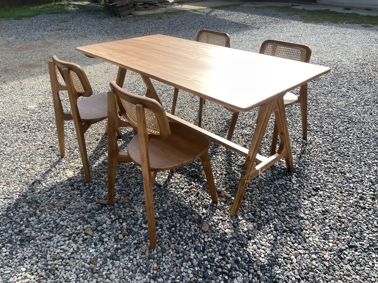 ชุดโต๊ะกินข้าวมินิมอลขาเอ เก้าอี้โรบอท