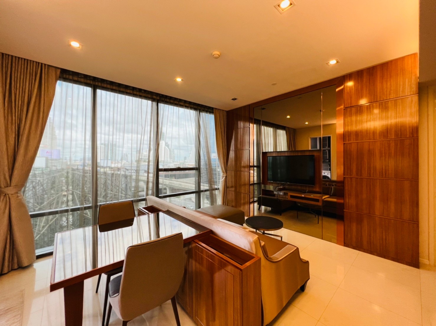 ขายคอนโดสุดหรู เดอะ แบงค็อก สาทร 1 ห้องนอนขนาดใหญ่