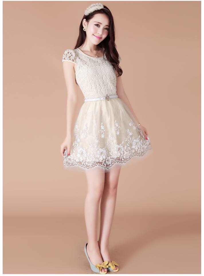 ชุดเดรสสุดหรู ตัวเสื้อผ้าถักลายดอกไม้สีครีม คอเสื้อประดับด้วยมุกสีครีม ส่งฟรี ems