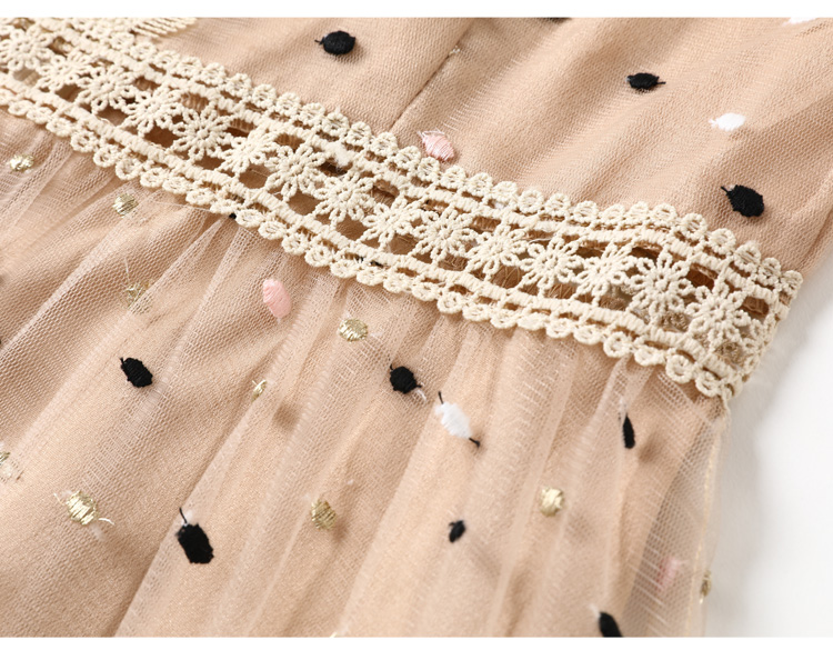 ชุดเดรสยาวสีครีม ผ้าโปร่งปักด้ายสีทอง ชมพูและสีดำลายวงรีเล็กๆๆ ส่งฟรี