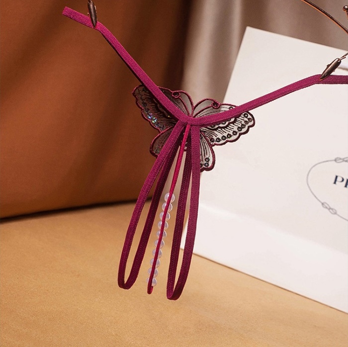 NA012 จีสตริงผีเสื้อร้อยมุกสุดเซ็กซี่ จีสตริงเปิดเป้าเป็นสายยางยืดด้านหน้าแต่งผีเสื้อช่วงล่างเปิดเป้ามีสายร้อยมุกผ่ากลางตามรูป