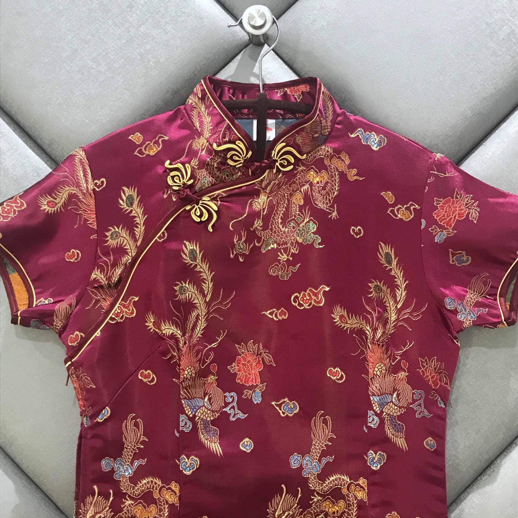 กี่เพ้าสั้นสีไวน์แดง ทอลายมังกรและนกฟีนิกซ์ ส่งฟรี ems