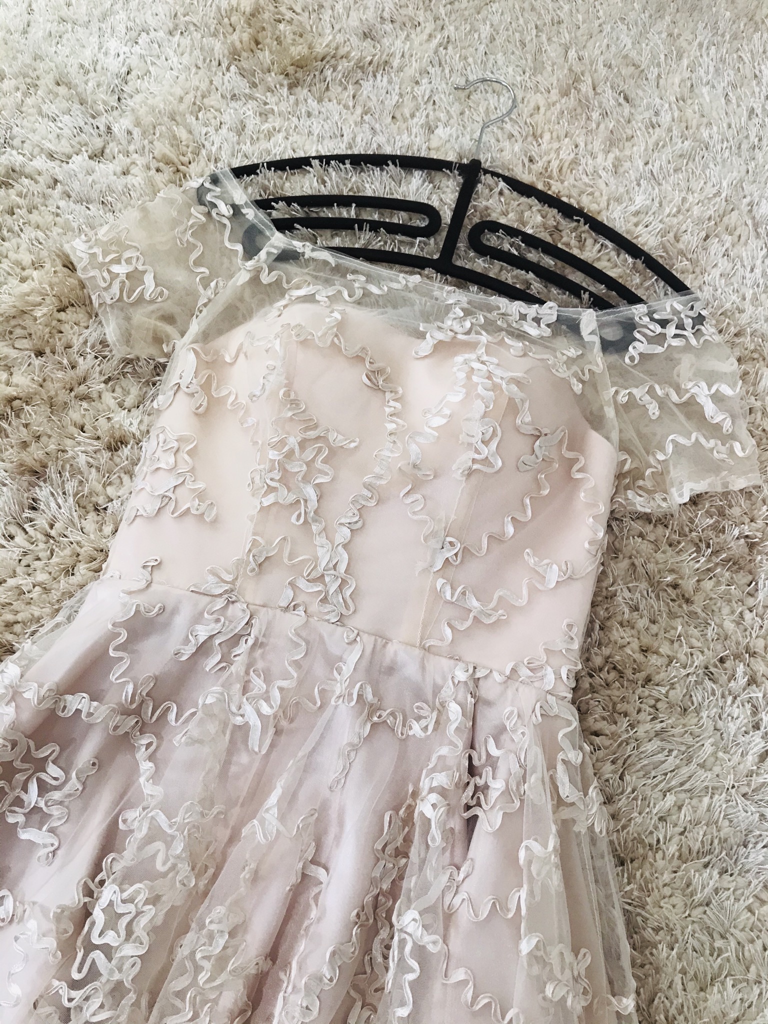 ชุดเดรสออกงานสีโกลด์แชมเปญ ดีไซน์เปิดไหล่ ปิดต้นแขน กระโปรงหน้าสั้นหลังยาว ส่งฟรี