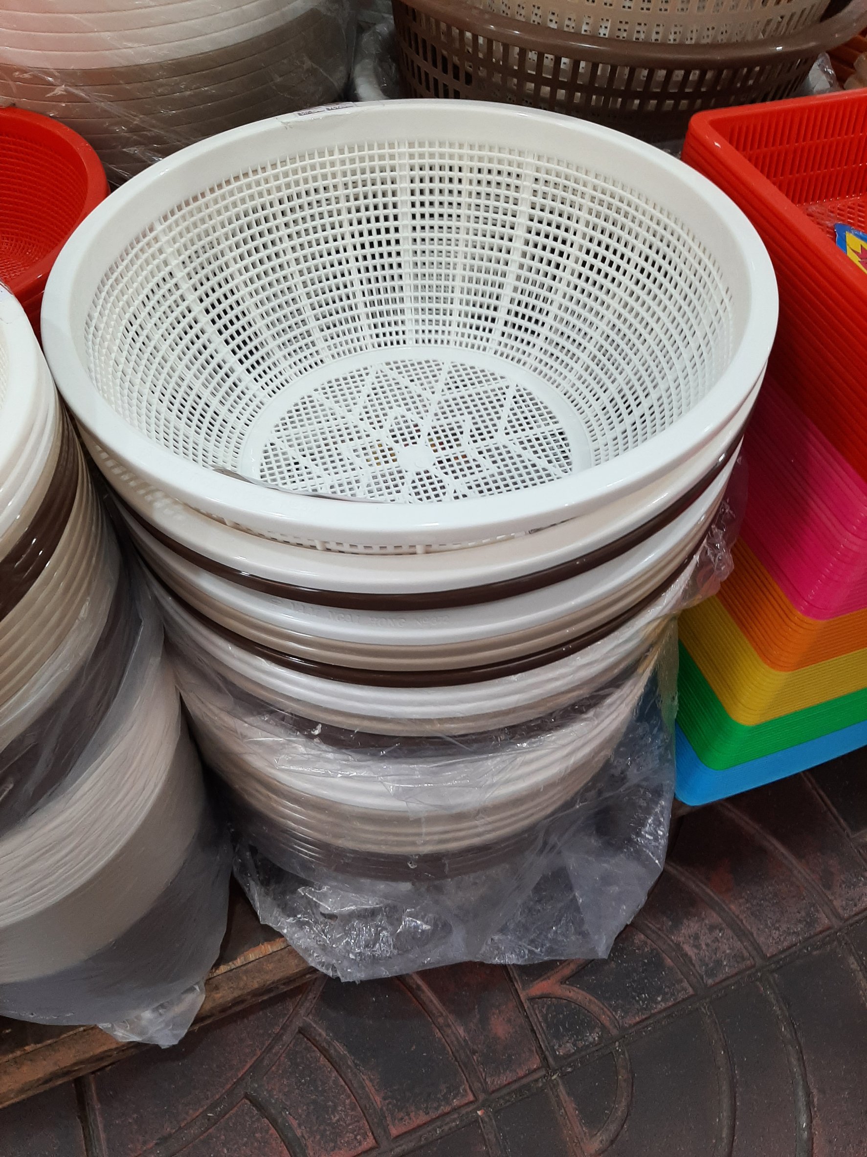 ตะกร้ากลมพลาสติก No.372 ขนาด 39.5x15.5 ซม. ตรากระเช้า นำง่ายฮง (คละสี ราคาต่อใบ)