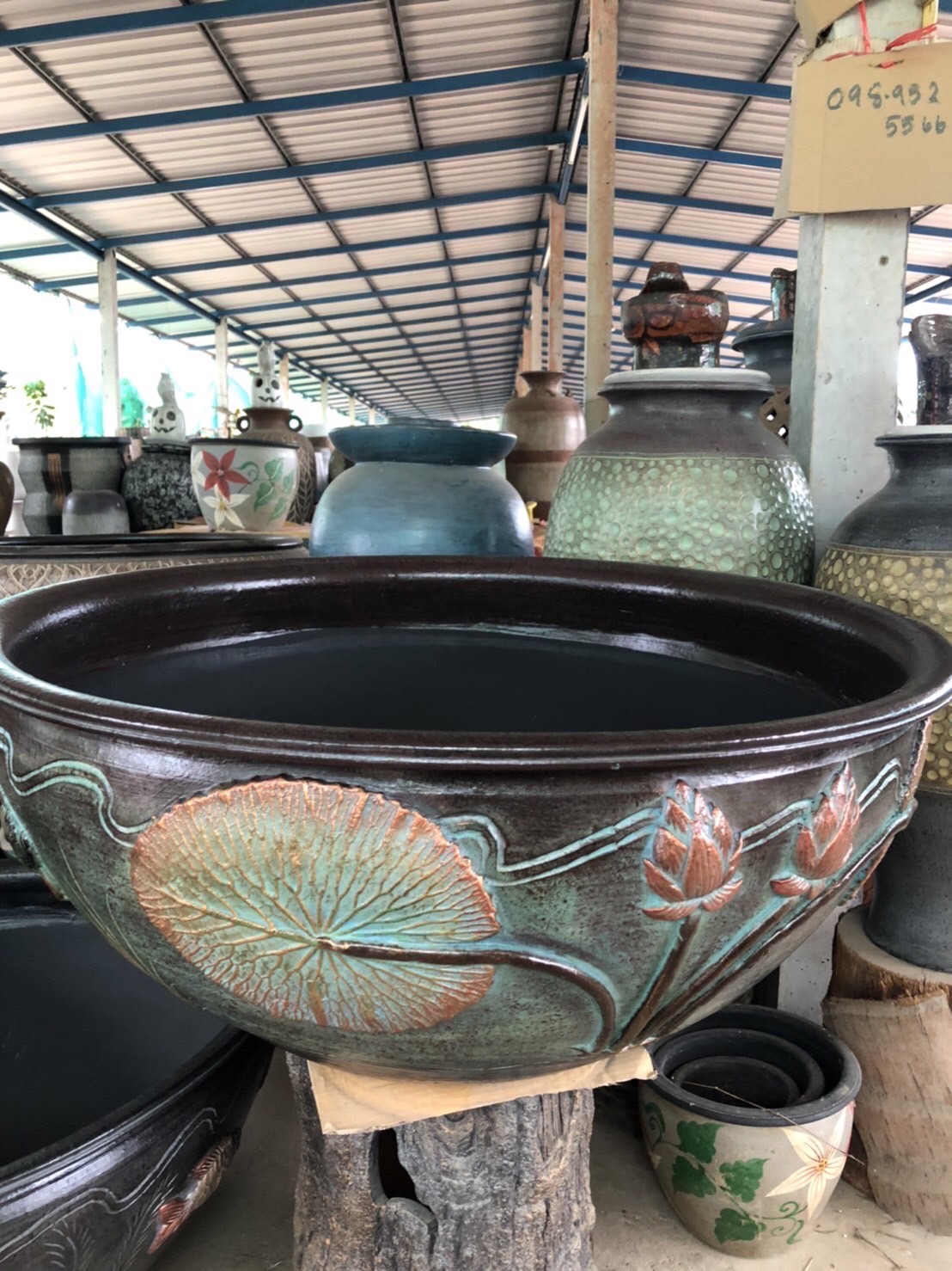 อ่างปลูกบัวบายใบบัวทรงเตี้ย