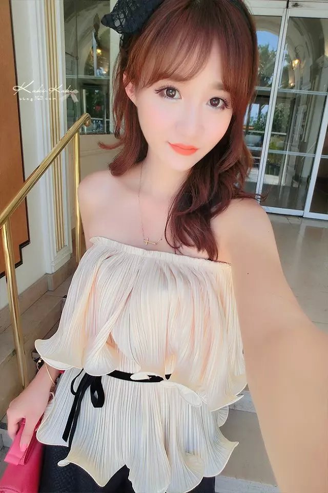 เสื้อเกาะอก ผ้าชีฟองอัดพลีตเล็กๆ สีครีม ส่งฟรี ems