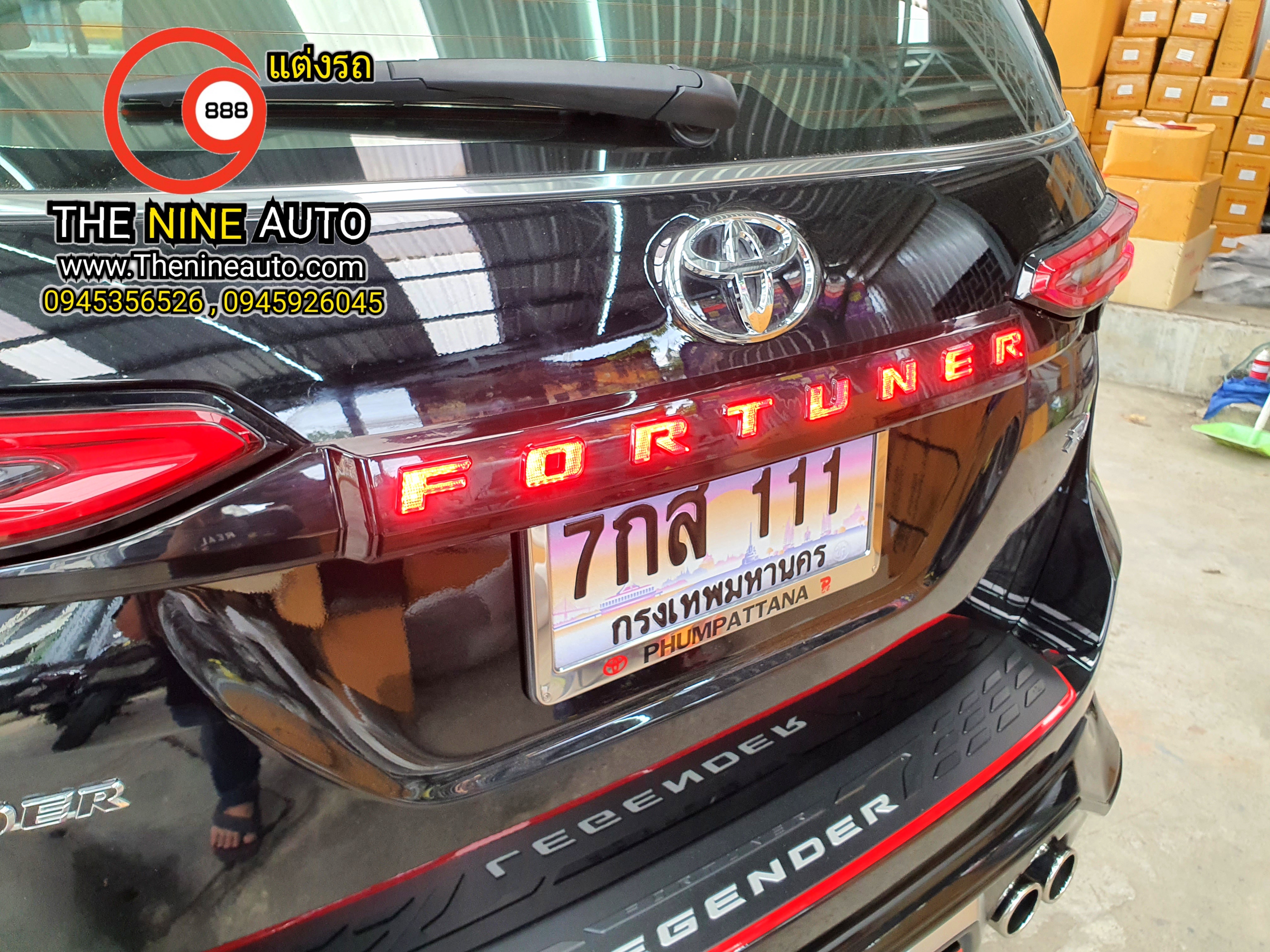 คิ้วท้ายดำเงา มีไฟหรี่ขาว+เบรคแดง FORTUNER