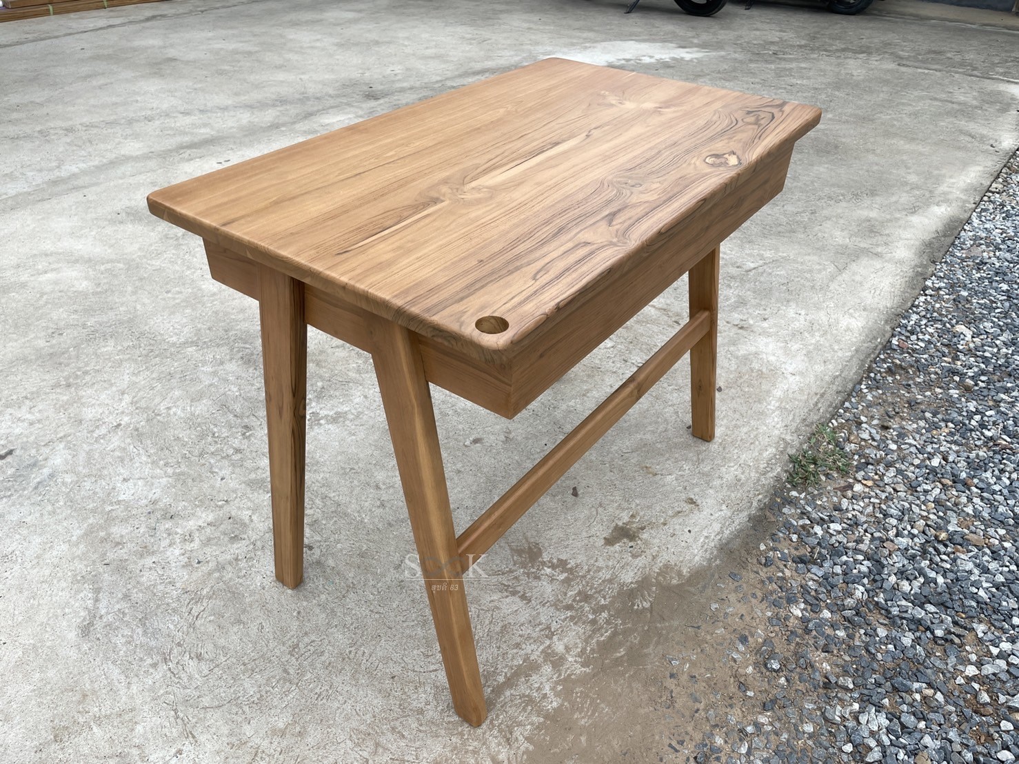 โต๊ะเขียนหนังสือมินิมอล