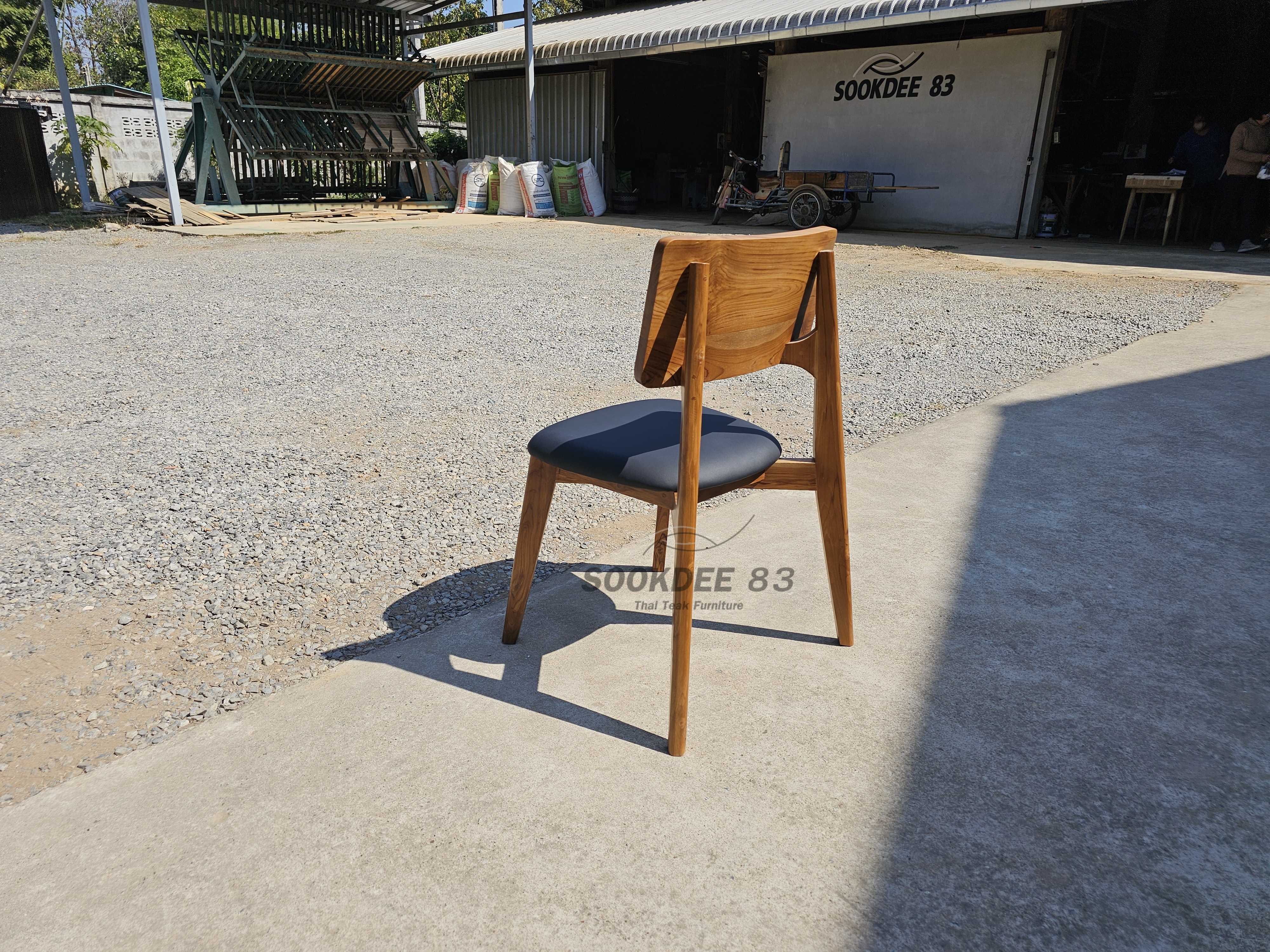 เก้าอี้โรบอทขาเหลี่ยมมีเบาะ